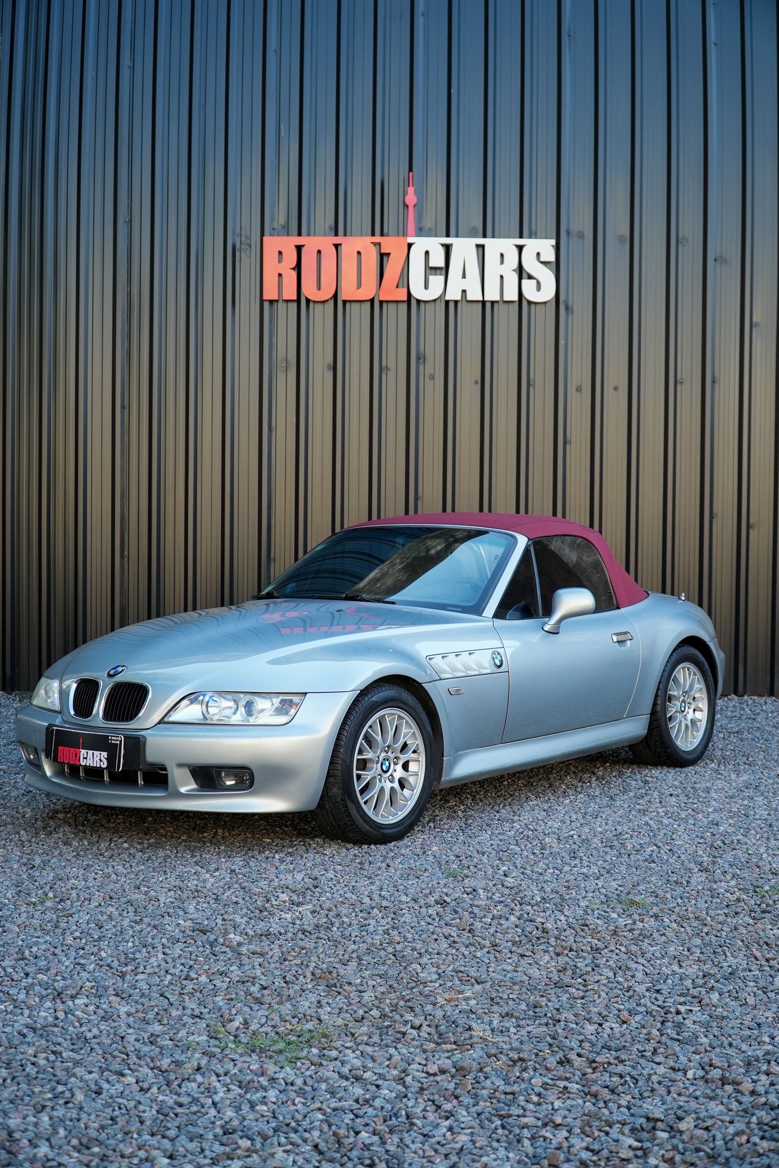 BMW Z3 frente al cartel de Rodz Cars